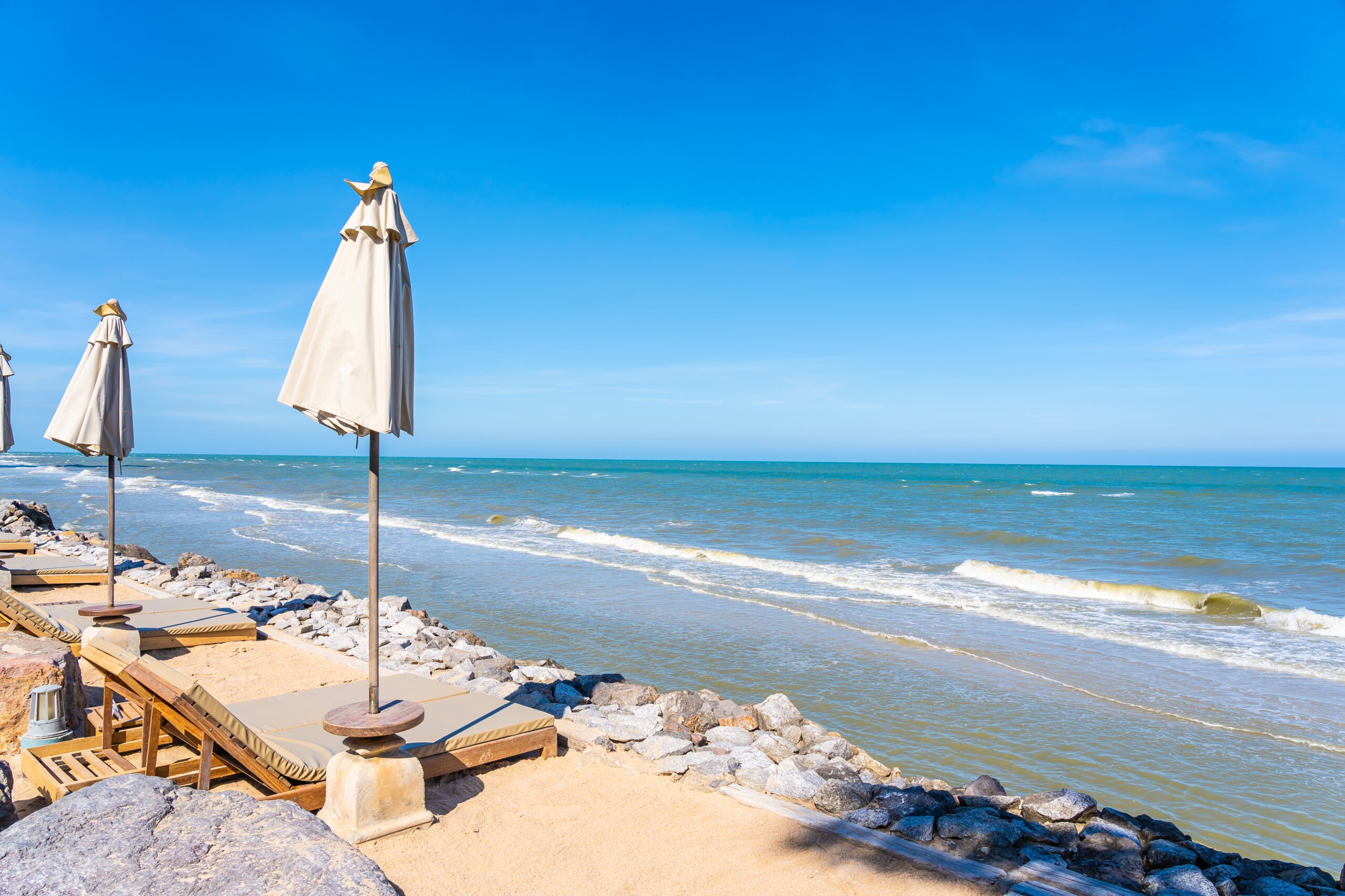 Beautiful outdoor nature landscape with bed deck chair around sw Papà che tiene in braccio la figlia e la mamma di fianco sorride