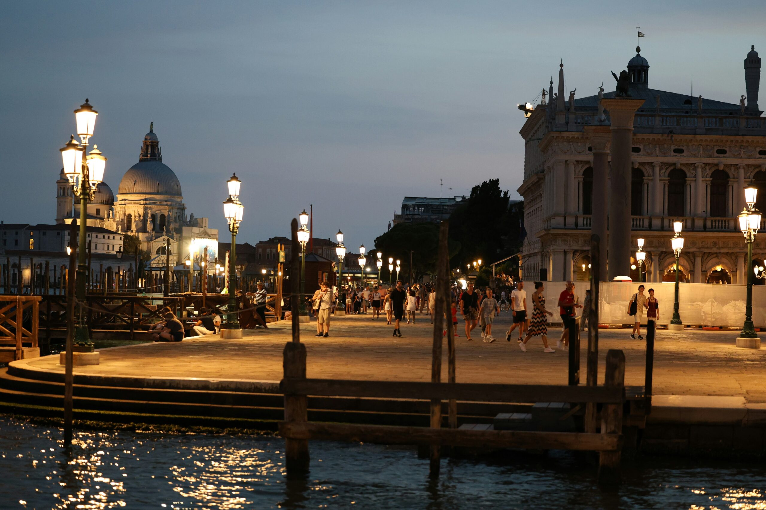 passeggiate romaniche a Venezia Papà che tiene in braccio la figlia e la mamma di fianco sorride