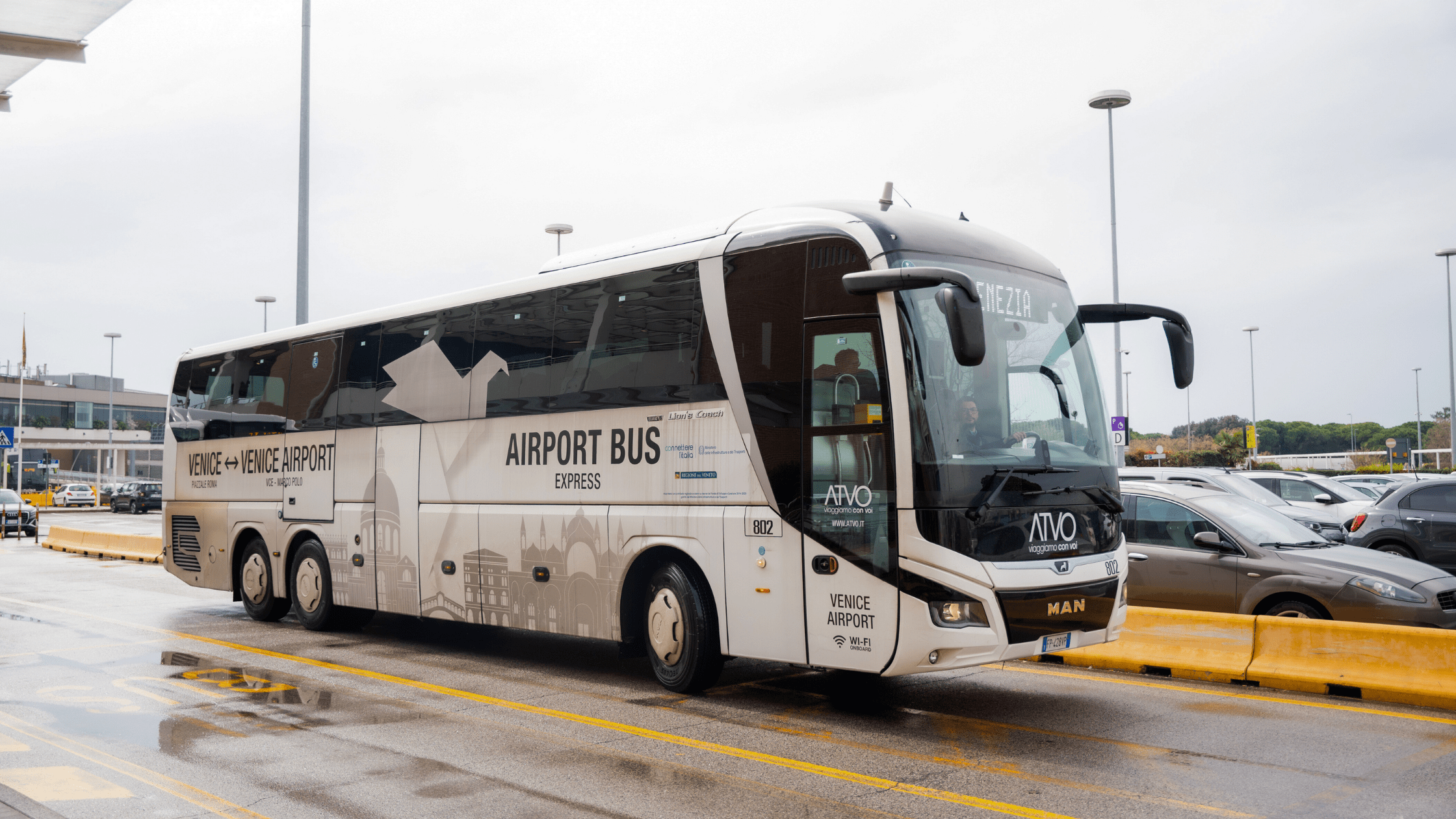 Bus blu ATVO in attesa al terminal arrivi dell'aeroporto Marco Polo di Venezia