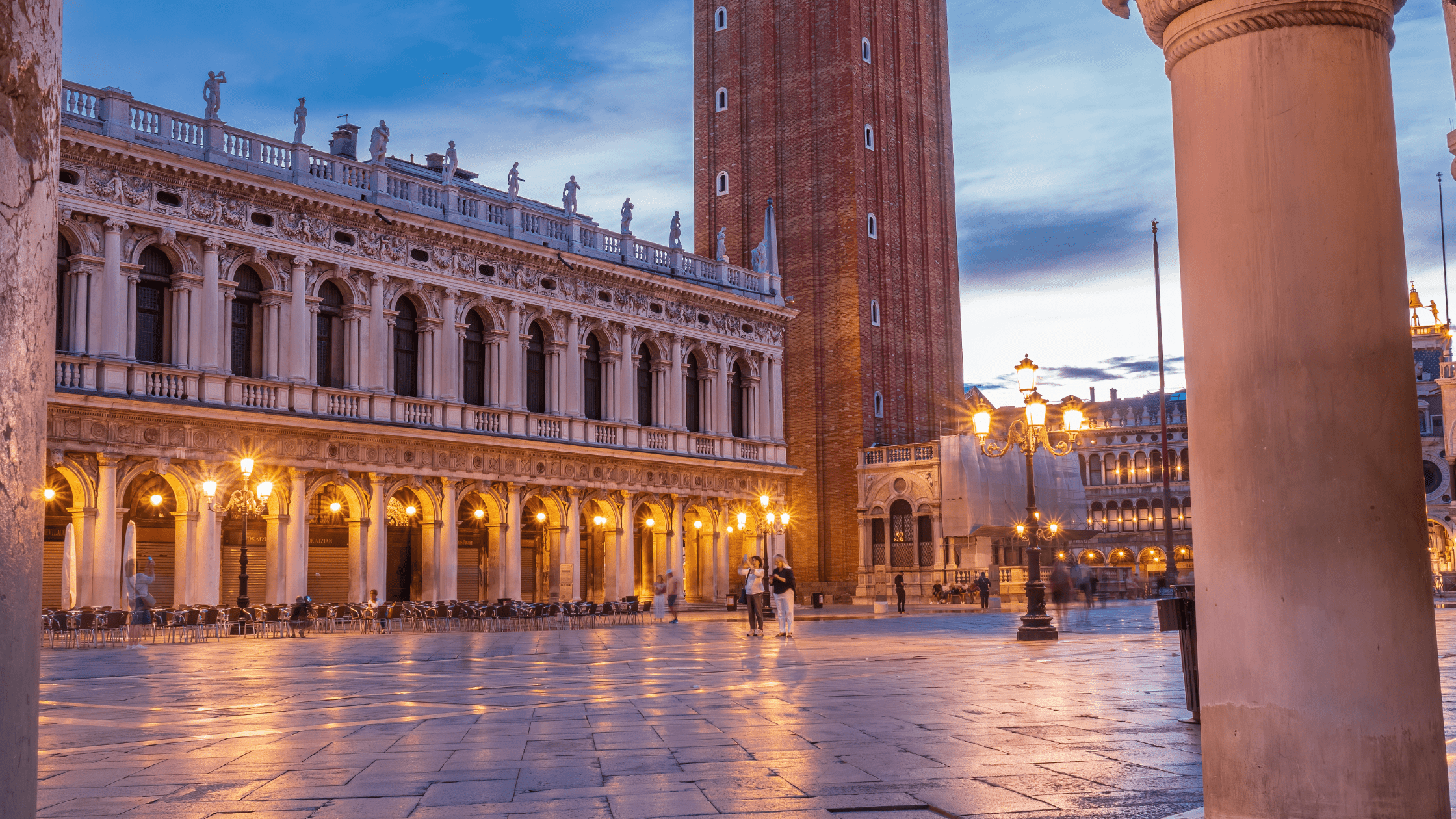 Il Primo Viaggio del 2026 ita viaggiatrice con una valigia che passeggia lungo un canale tranquillo