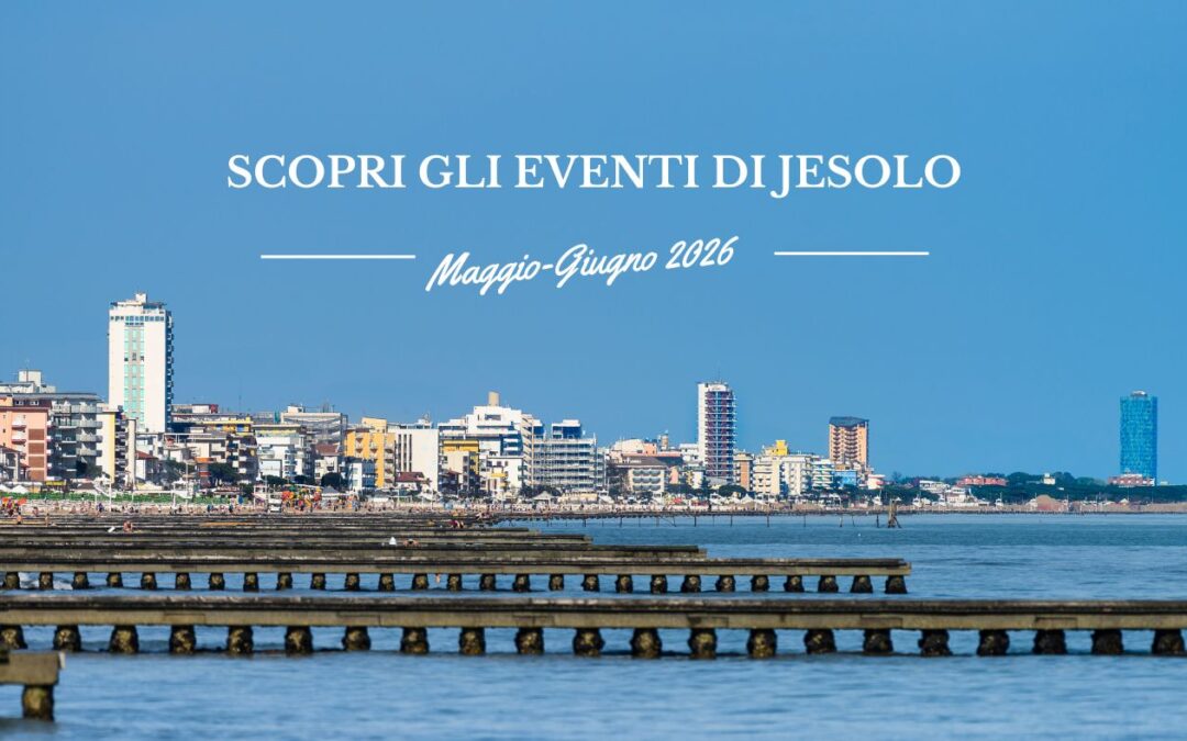 Panorama costiero della città di Jesolo con il mare in primo piano, i suoi caratteristici pontili in legno e lo skyline degli edifici e hotel lungo la spiaggia. In sovrimpressione, il testo bianco recita: "SCOPRI GLI EVENTI DI JESOLO – Maggio-Giugno 2026".
